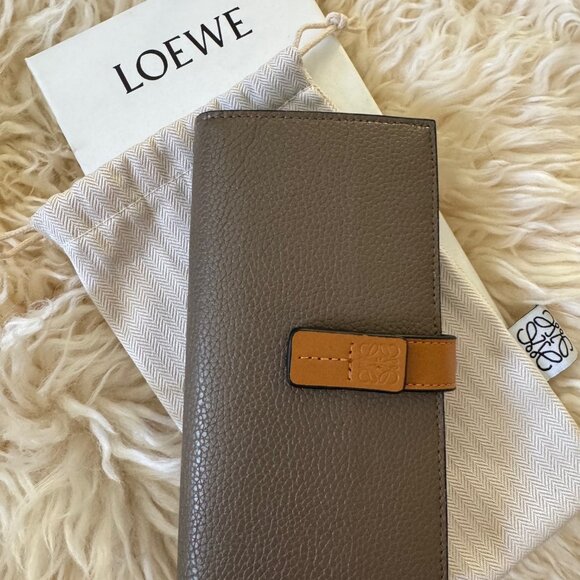 Loewe Large Vertical Wallet in Soft Grained Calfskin - Brand New - Picture 8 of 10
